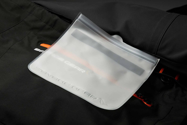 SPODNIOBUTY ZE SKARPETAMI SAVAGE GEAR SG8 CHEST ZIP