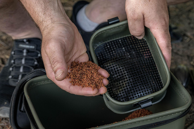 TORBA NA PRZYNĘTY I AKCESORIA KORUM EVA SOLID BAIT 28x18x16 cm