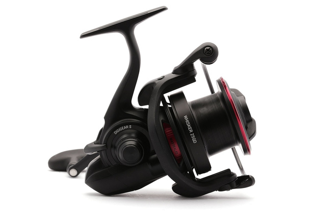 KOŁOWROTEK DAIWA WHISKER 25 QD