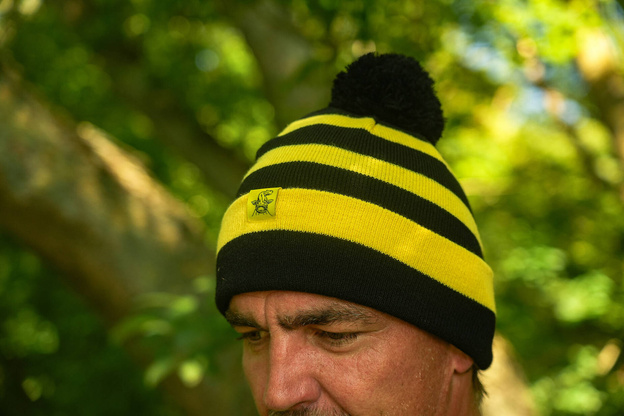 CZAPKA CZAPKA Z POMPONEM BLACK CAT BOBBLE HAT