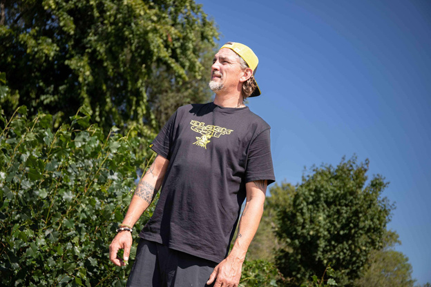 T-SHIRT BLACK CAT DISTRESSED LOGO BLACK TEE