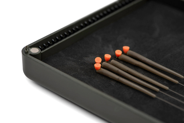 PIÓRNIK NA PRZYPONY FOX EDGES MEDIUM RIG BOX 27x13x3,5cm