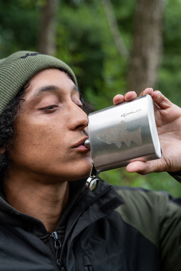 PIERSIÓWKA Z MOTYWEM WĘDKARSKIM KORUM HIP FLASK TENCH