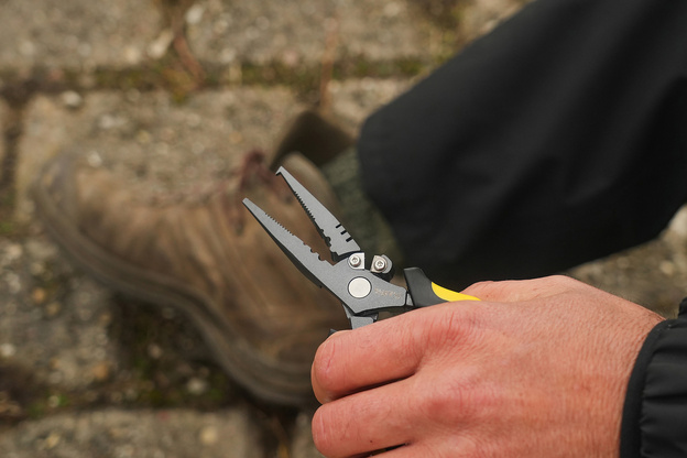 SZCZYPCE Z ROZWIERACZEM KÓŁEK ŁĄCZNIKOWYCH BLACK CAT 18cm