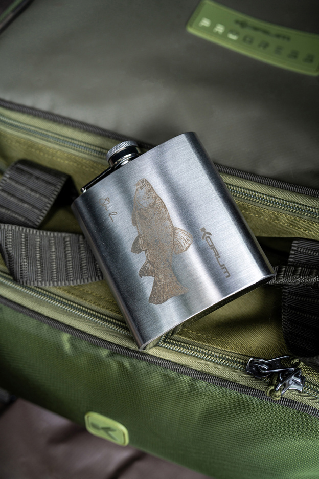 PIERSIÓWKA Z MOTYWEM WĘDKARSKIM KORUM HIP FLASK TENCH
