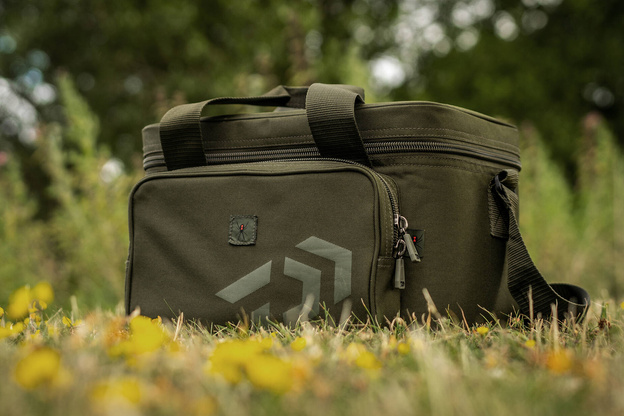 TORBA DAIWA BLACK WIDOW COOL BAIT BAG L - 36x29x24cm