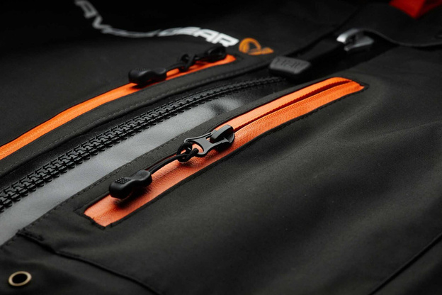 SPODNIOBUTY ZE SKARPETAMI SAVAGE GEAR SG8 CHEST ZIP