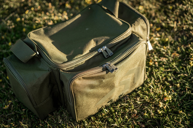 TORBA DAIWA BLACK WIDOW COMPACT - 52x30x24cm