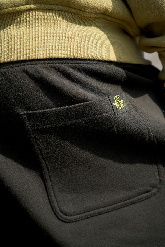 KRÓTKIE SPODENKI BLACK CAT BLACK JOGGERS SHORTS