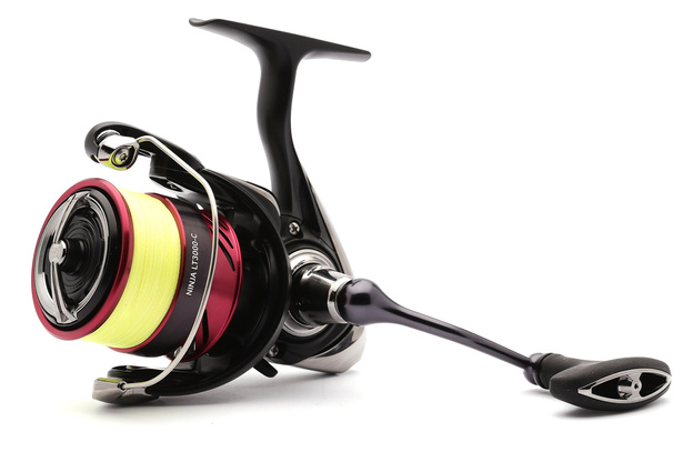 KOŁOWROTEK Z PLECIONKĄ 0,21mm DAIWA 23 NINJA LT 4000-C