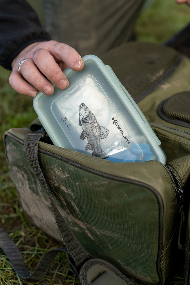 PUDEŁKO LUNCH BOX Z MOTYWEM WĘDKARSKIM KORUM TENCH