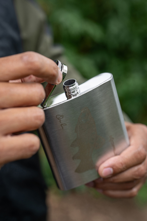 PIERSIÓWKA Z MOTYWEM WĘDKARSKIM KORUM HIP FLASK TENCH